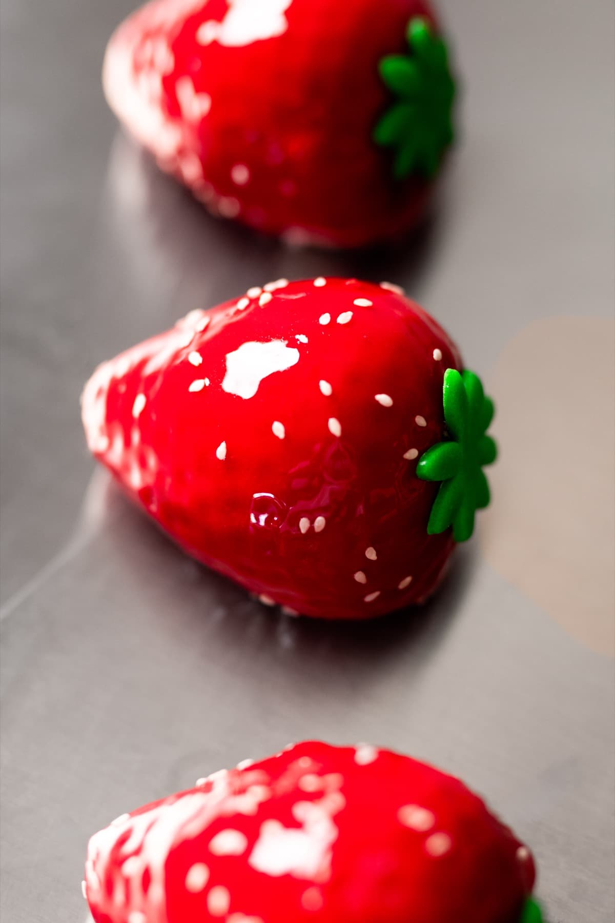 Jagoda - ganache od bijele čokolade, Valrhona jagoda, gel jagoda i prhko tijesto