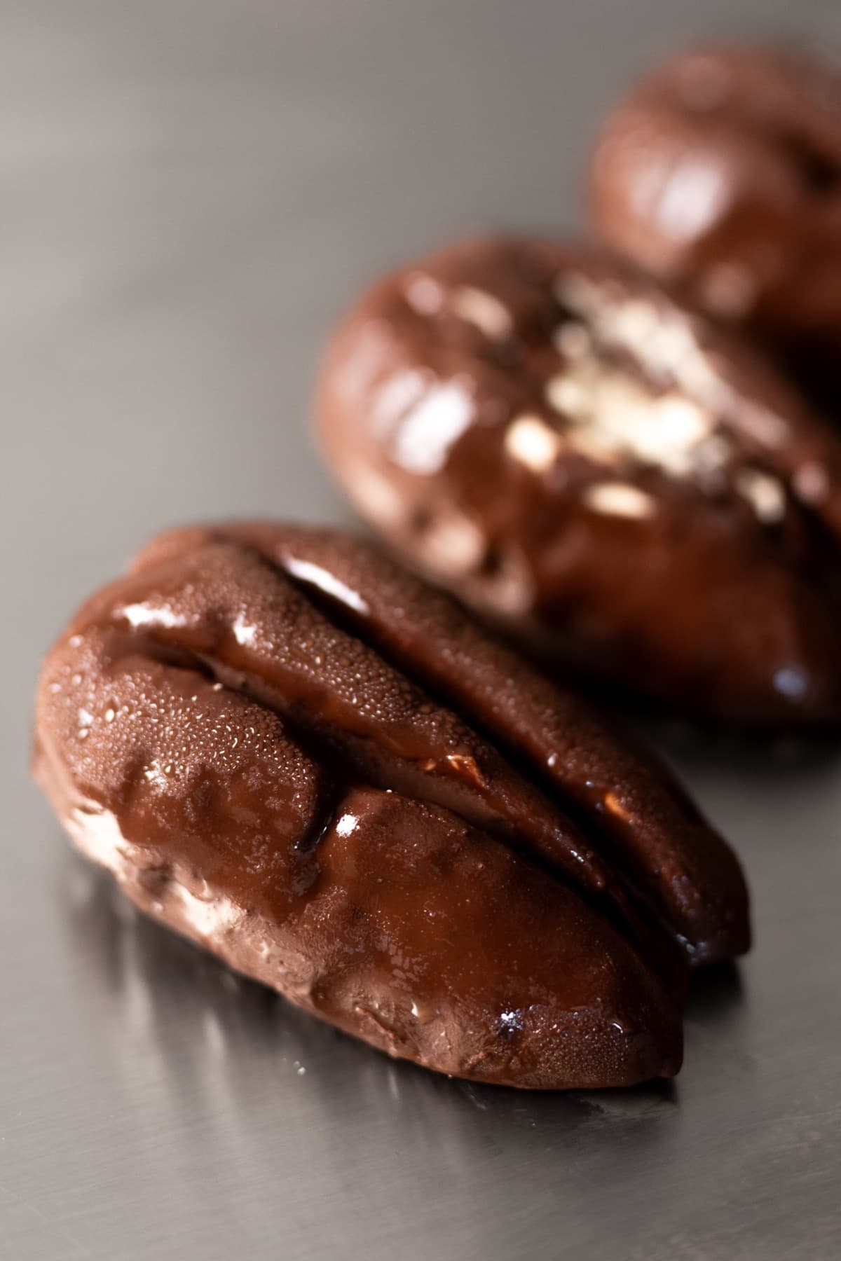 Pecan - ganache od bijele čokolade, domaća pecan pasta i hrskavac