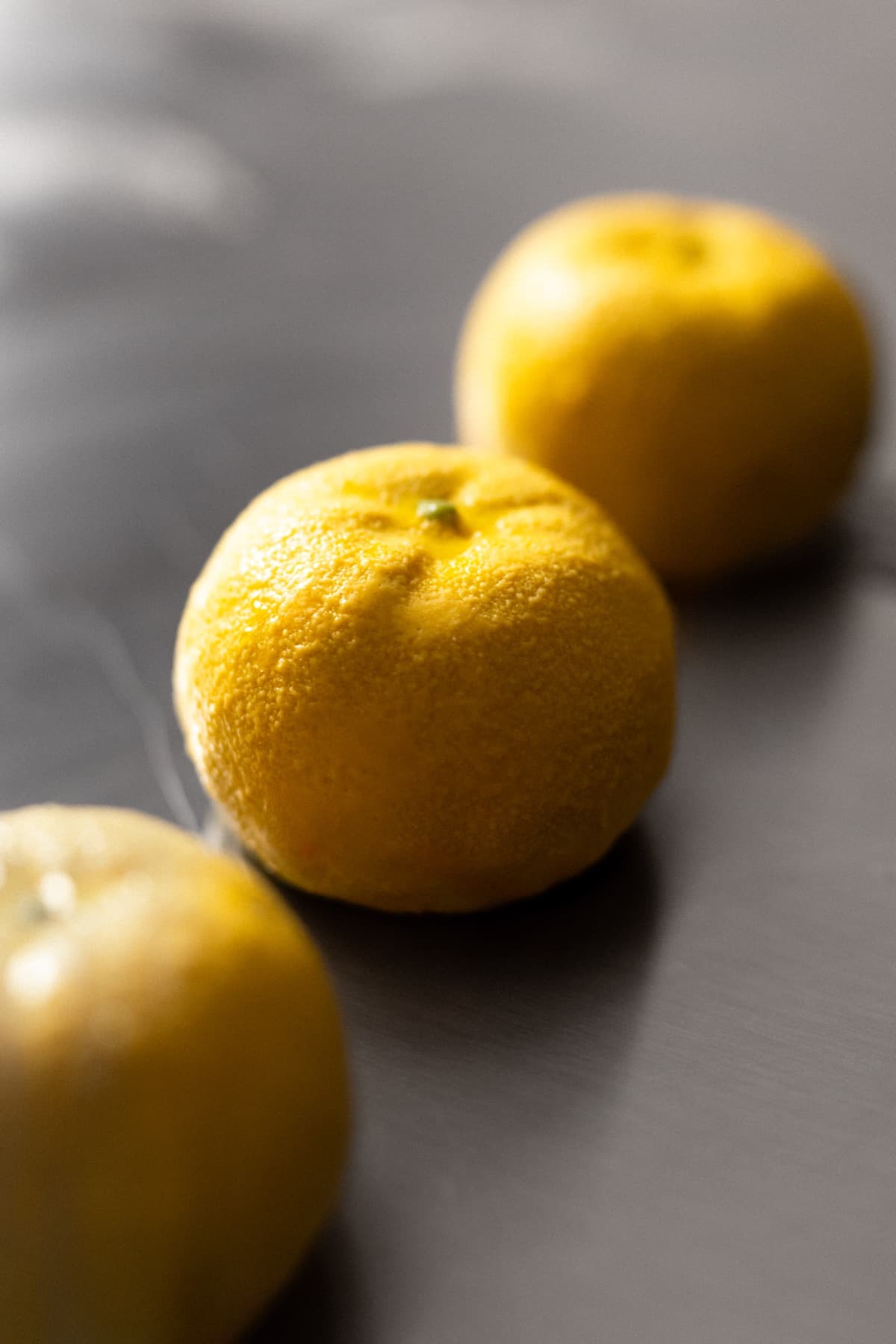 Yuzu - ganache od crnog sezama, hrskavac sezam, yuzu cremeux i prhko tijesto